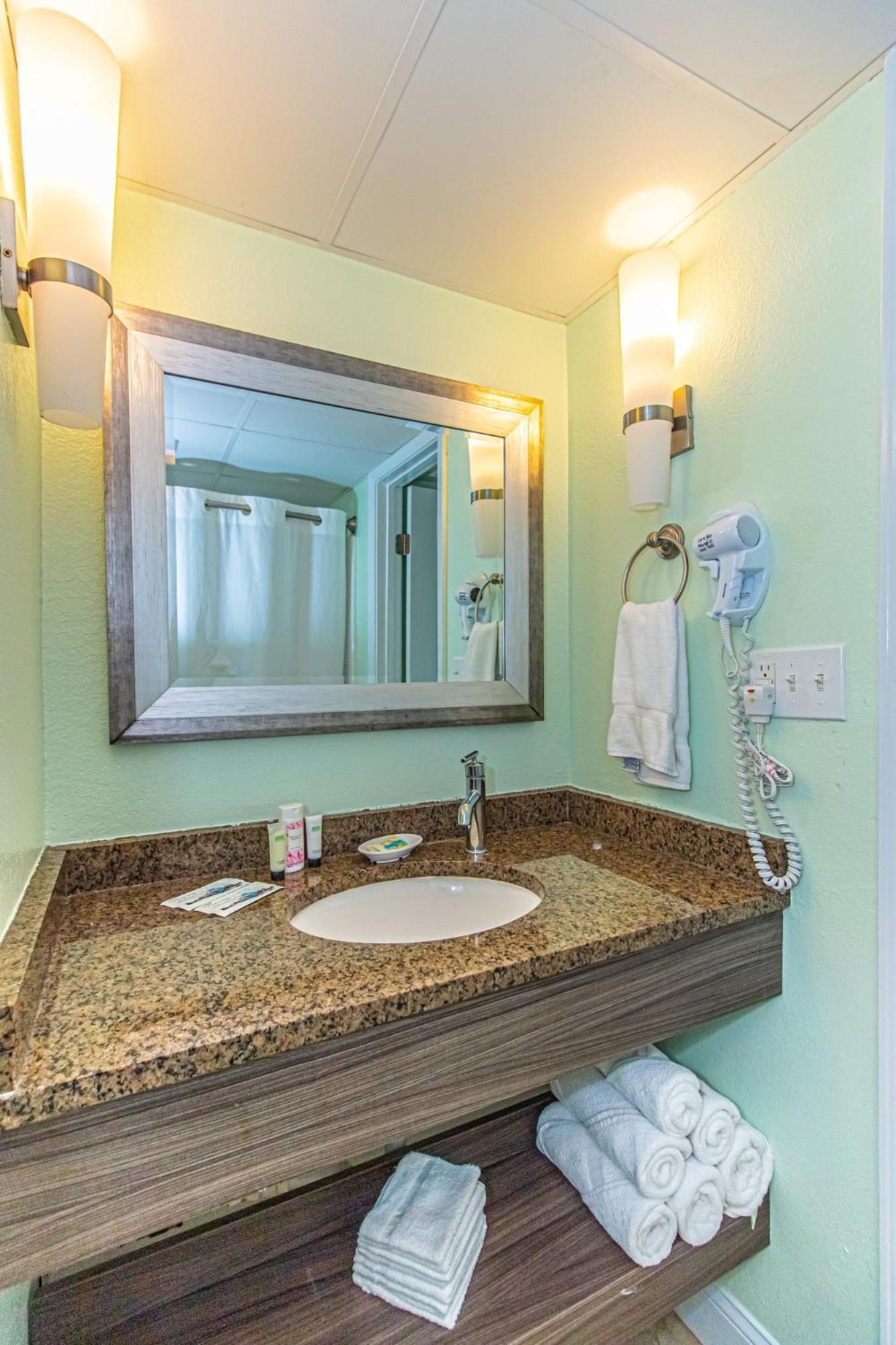 Oversized Ocean View Queen Suite With Beautiful Fireplace And Accents - Sleeps 4 Guests! Myrtle Beach Phòng bức ảnh